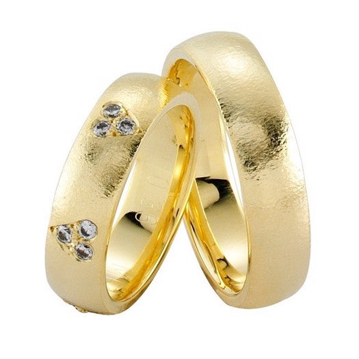 Unikke Nuran vielsesringe i 8 eller 14 kt guld med 0,36 ct diamanter i hjerteformede grupper.